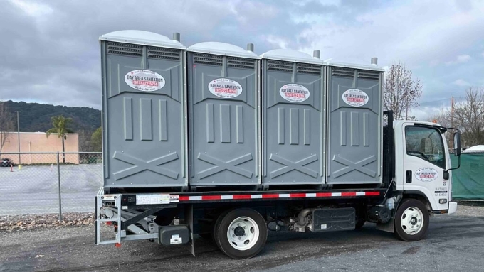 Xe tải chở nhà vệ sinh di động của Bay Area Sanitation. Ảnh: Bay Area Sanitation