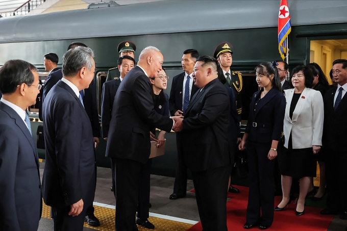 Kim Ju-ae (thứ ba từ phải sang) đứng sau ông Kim Jong-un khi lãnh đạo Triều Tiên xuống tàu bọc thép tại nhà ga ở thủ đô Bắc Kinh hồi tháng 9/2025. Ảnh: KCNA