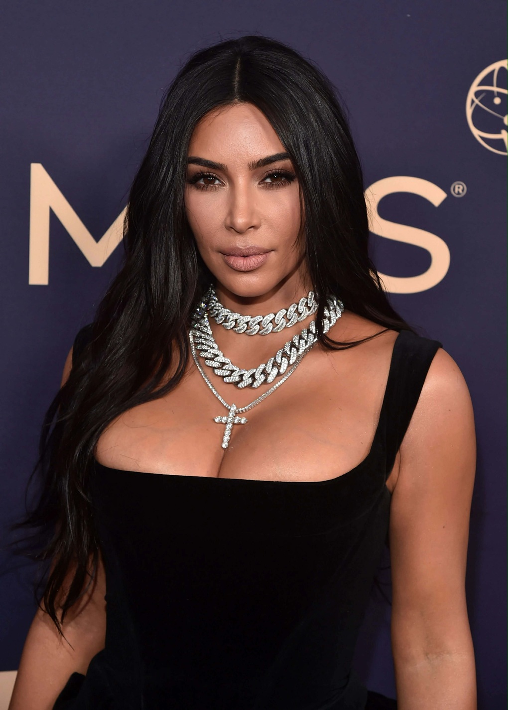 Kim Kardashian mặc hờ hững gợi cảm, tình tứ bên bạn trai kém 5 tuổi - 2