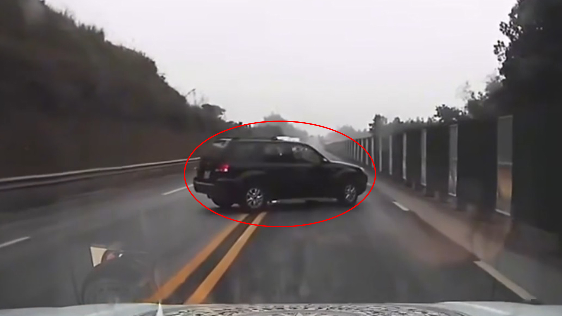 Kinh hoàng ô tô liều lĩnh quay đầu trên cao tốc- Ảnh 1. Kinh hoàng ô tô liều lĩnh quay đầu trên cao tốc- Ảnh 1.