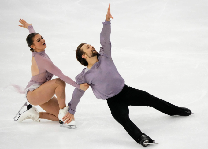 Jean-Luc Baker cùng bạn nhảy Kaitlin Hawayek trình diễn bài thi khiêu vũ tự do nội dung ice dance tại chặng ISU Grand Prix Rostelecom Cup ở Sochi, Nga ngày 27/11/2021 ở Sochi, Nga. Ảnh: AP