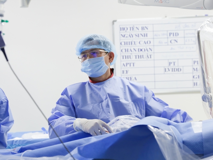 Bác sĩ Thụy đang can thiệp cho bệnh nhân. Ảnh: Vinmec