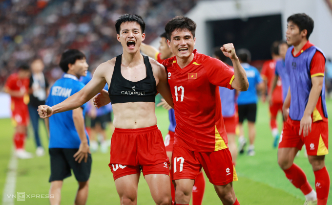 Tiền đạo Việt Nam Nguyễn Thanh Nhàn (trái) nhận thẻ vàng vì cởi áo ăn mừng sau khi ghi bàn ấn định chiến thắng 3-2 trước Thái Lan ở chung kết bóng đá nam SEA Games 33, trên sân Rajamangala ở Thái Lan vào ngày 18/12/2025. Ảnh: Đức Đồng