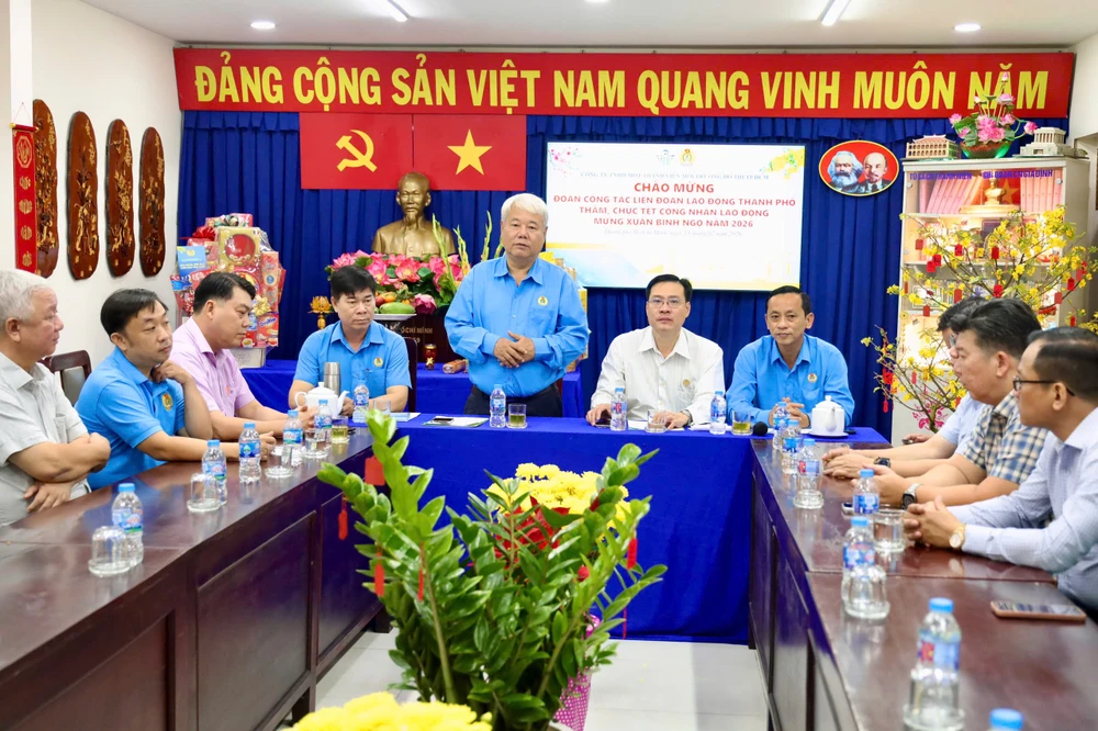 Ông Võ Khắc Thái, Phó Chủ tịch Thường trực LĐLĐ TP.HCM phát biểu chúc Tết. Ảnh: HẢI NHI người lao động 41.jpg