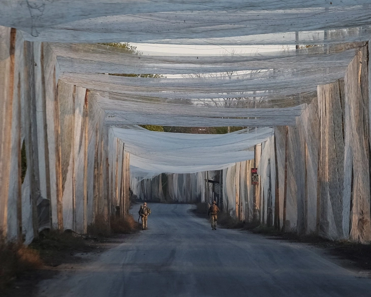 'Lá chắn' mới của người dân Ukraine đang được giăng khắp nơi: Lưới đánh cá - Ảnh 1.