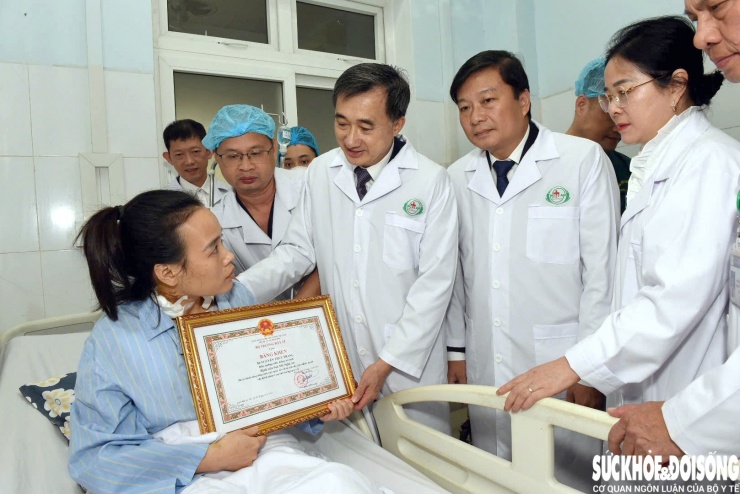 Thứ trưởng Trần Văn Thuấn trao Bằng khen của Bộ trưởng Bộ Y tế cho điều dưỡng Nguyễn Thùy Trang. Ảnh: Từ Thành.