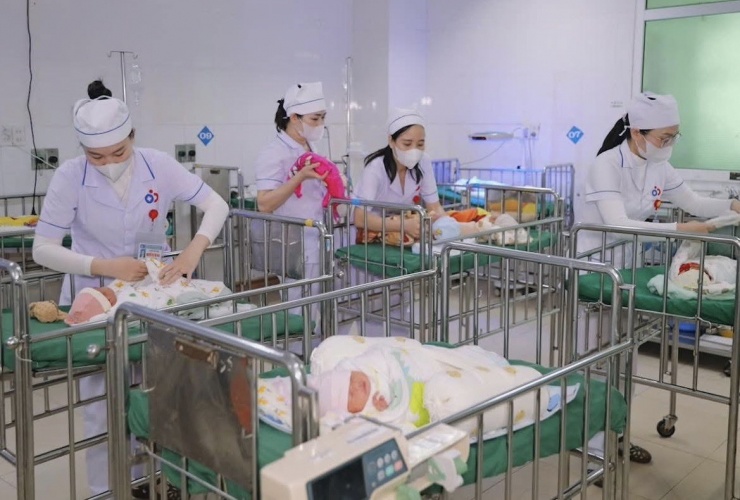 Những ngày cận Tết, các nữ điều dưỡng vẫn lặng lẽ túc trực bên những sinh linh non nớt, giữ nhịp sống bình yên nơi tuyến đầu.