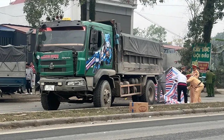 Hàng xóm kể về cán bộ CSGT bị tông tử vong ở Thái Nguyên: Là người hiền lành, sống rất nghĩa tình- Ảnh 1.