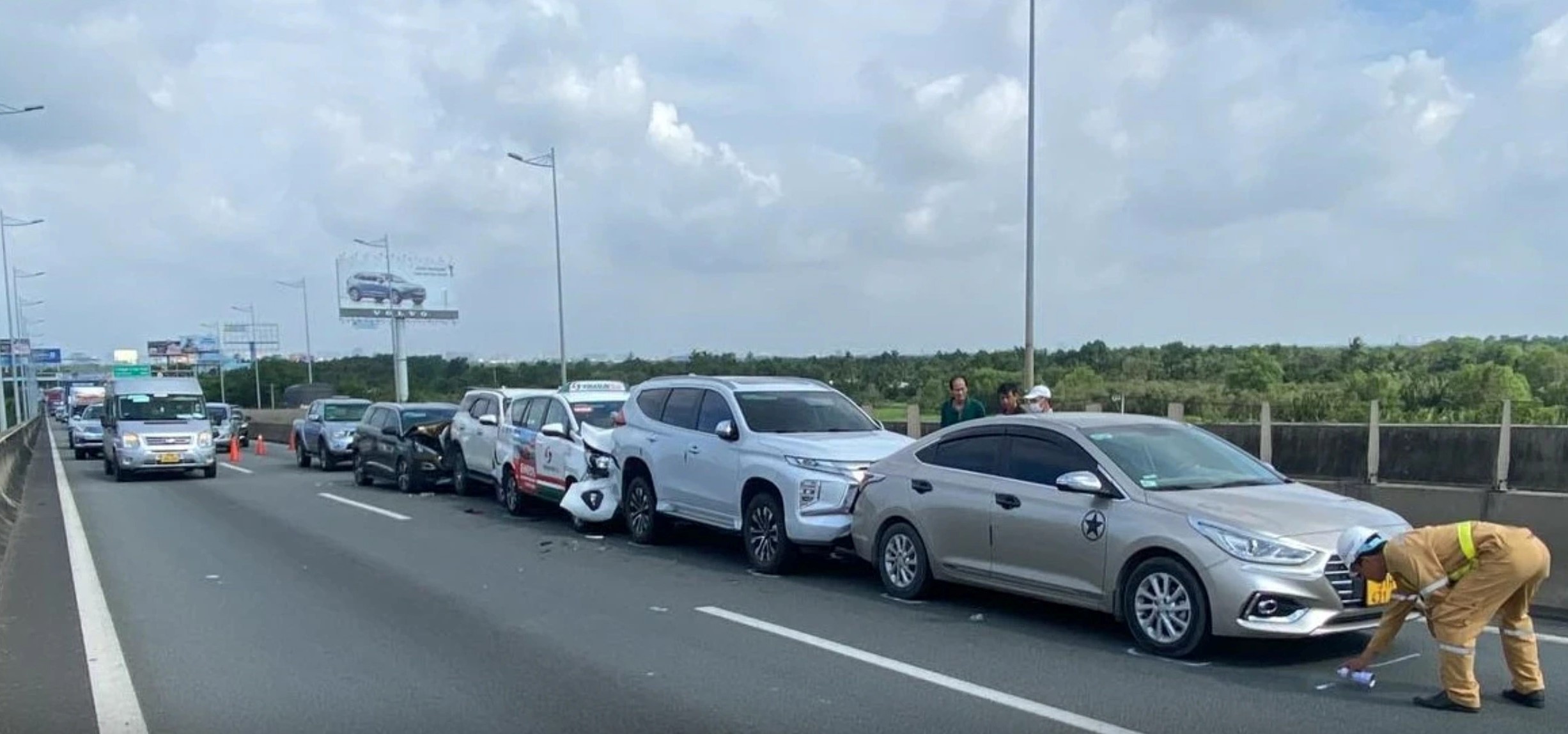 Lái ô tô trên quốc lộ và cao tốc, làm sao để tránh tai nạn ‘dồn toa’? - Ảnh 1.