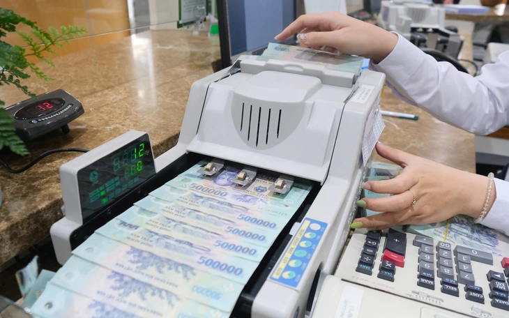 Lãi suất liên ngân hàng tăng vọt rồi quay đầu giảm nhanh, đâu là điểm nhà đầu tư cần lưu ý - Ảnh 3.