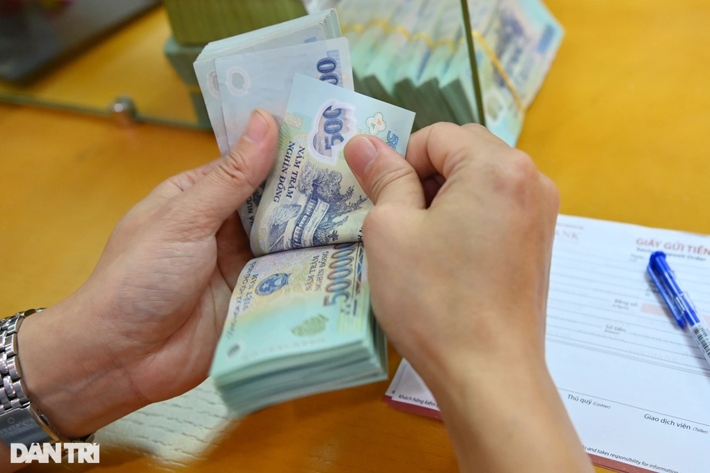 Lãi suất ngân hàng cho nhau vay giảm mạnh về 4% - 1