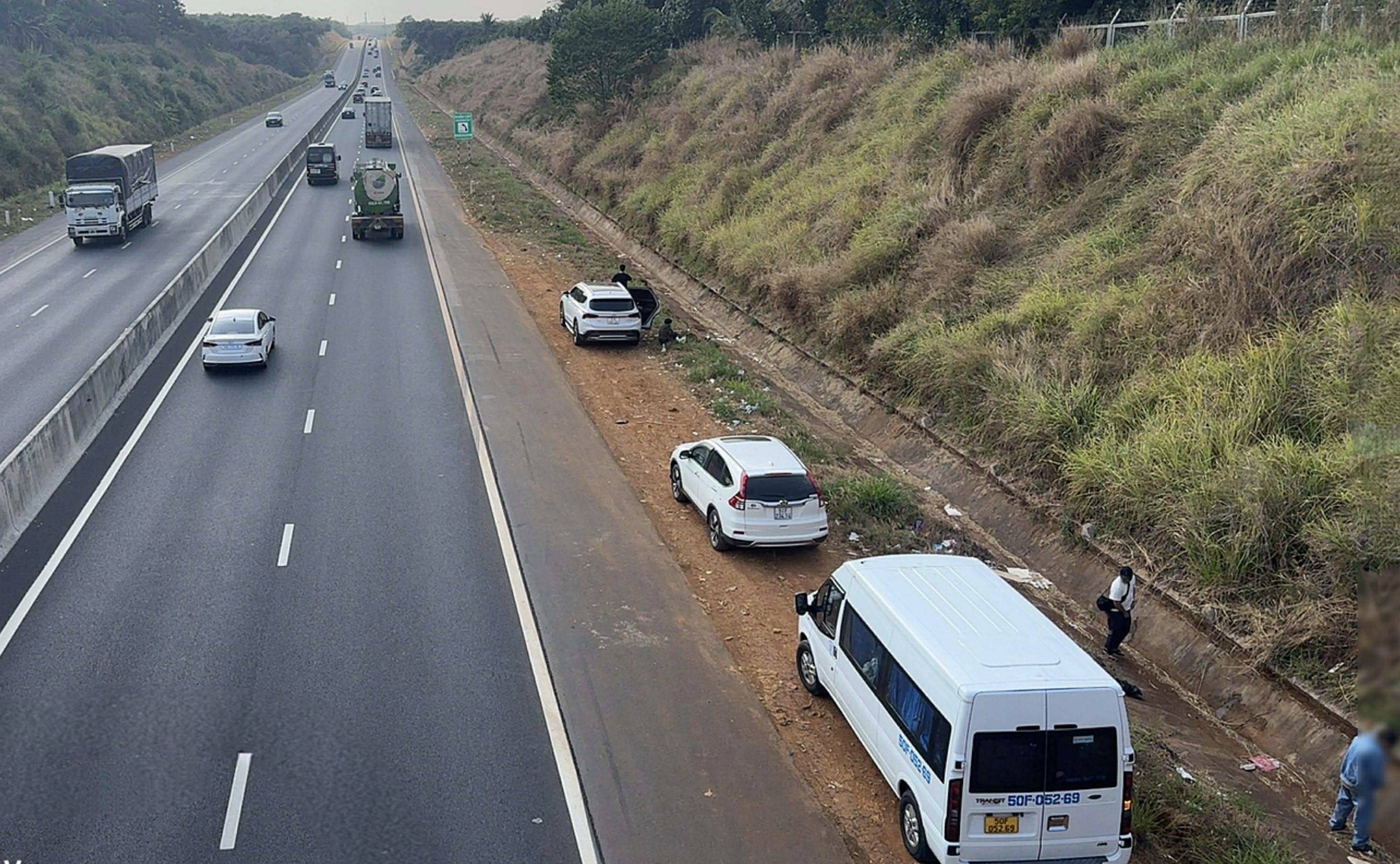 Buồn ngủ khi lái xe trên cao tốc: Làm gì để không bị phạt?- Ảnh 1.