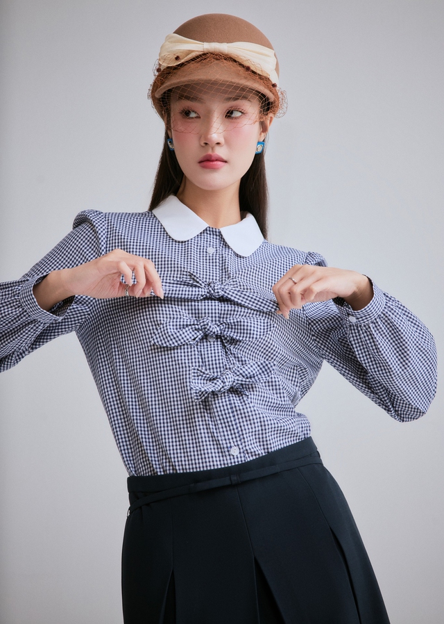 Làm mới phong cách hằng ngày cùng áo sơ mi cổ điển, sơ mi thắt nơ...- Ảnh 1. Làm mới phong cách hằng ngày cùng áo sơ mi cổ điển, sơ mi thắt nơ...- Ảnh 1.