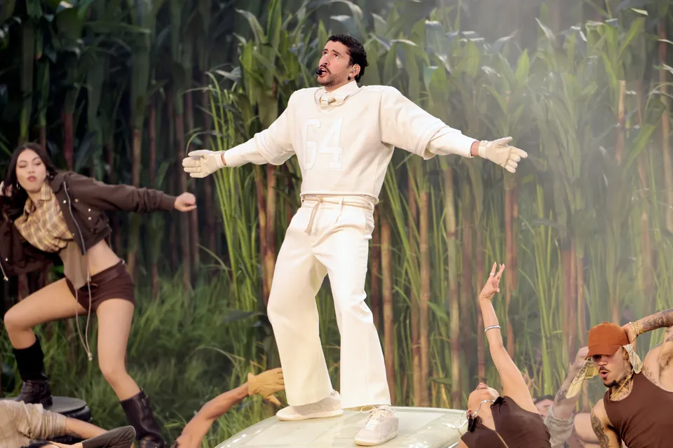 Lần đầu tiên Zara được mặc trên sân khấu gây sốt Super Bowl, con số 64 trên áo ca sĩ gây tò mò- Ảnh 1.