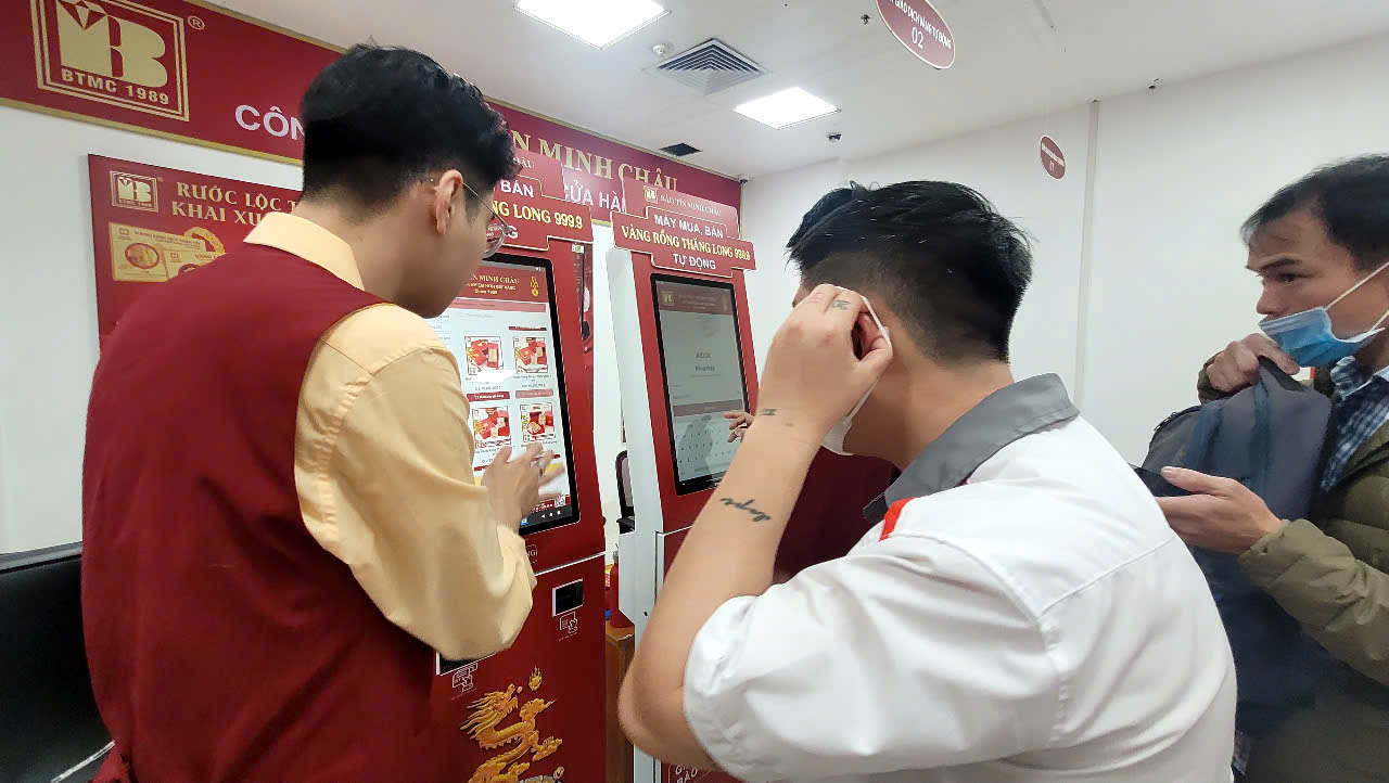 Máy mua vàng tự động giúp khách hàng tiết kiệm thời gian trong ngày vía Thần Tài 2026 - Ảnh 1.