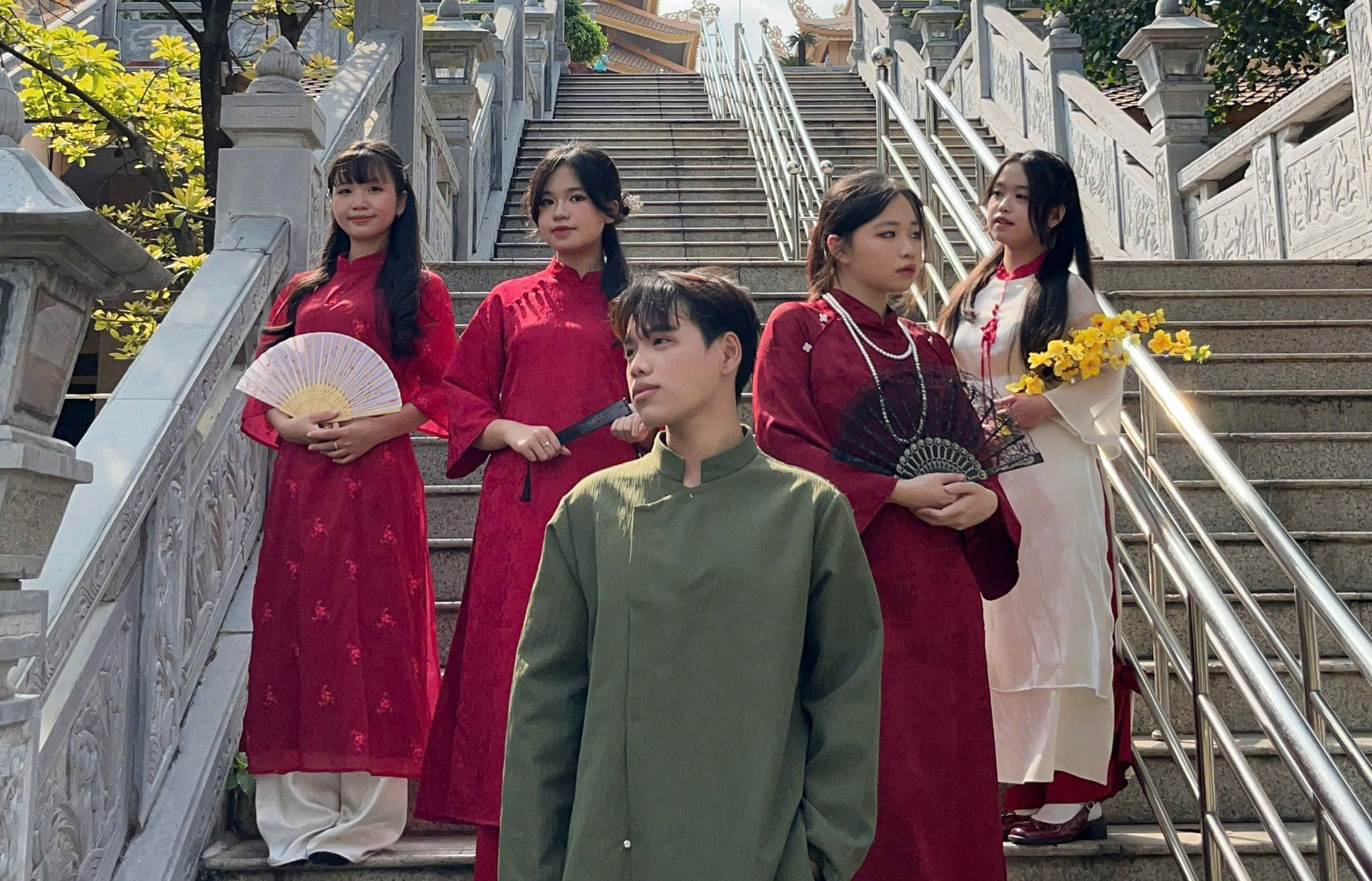 Lan tỏa giá trị văn hóa trong những bộ ảnh áo dài chào xuân - Ảnh 1.