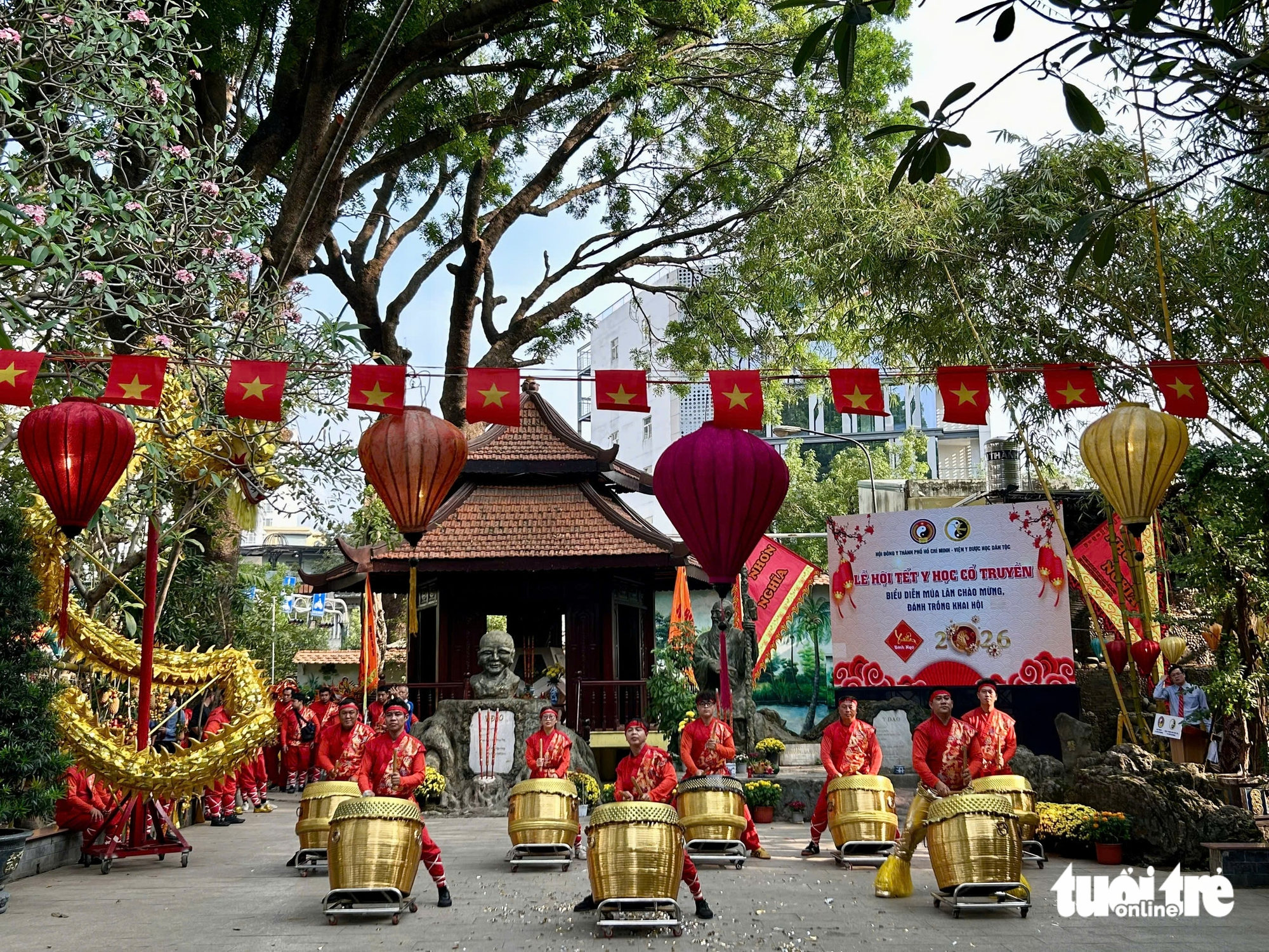 Lan tỏa không khí xuân trong Viện Y dược học dân tộc TP.HCM - Ảnh 1.