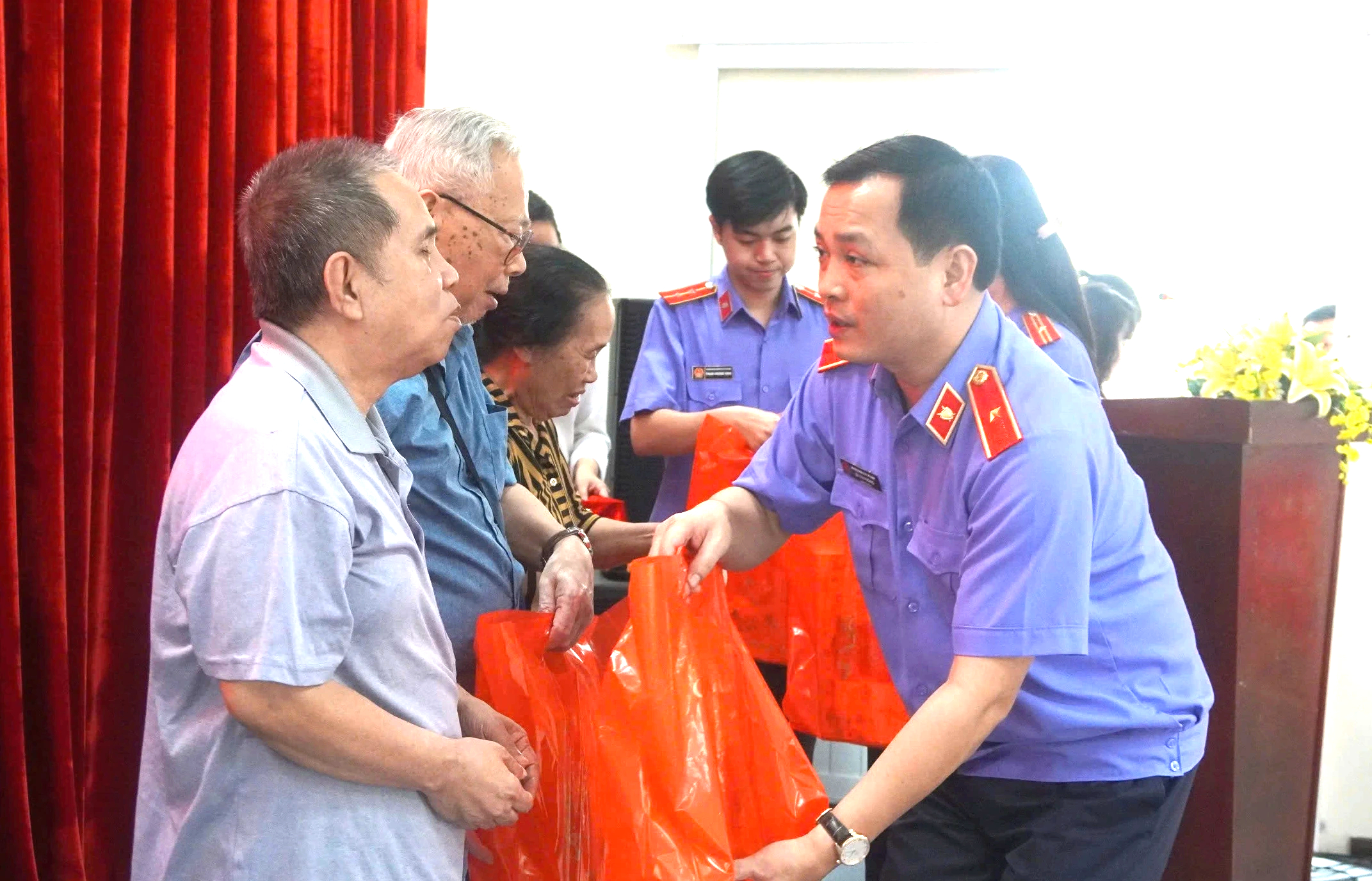 Viện trưởng Viện KSND TP.HCM: Lắng nghe, chia sẻ, bảo vệ quyền lợi hợp pháp người dân - Ảnh 1.