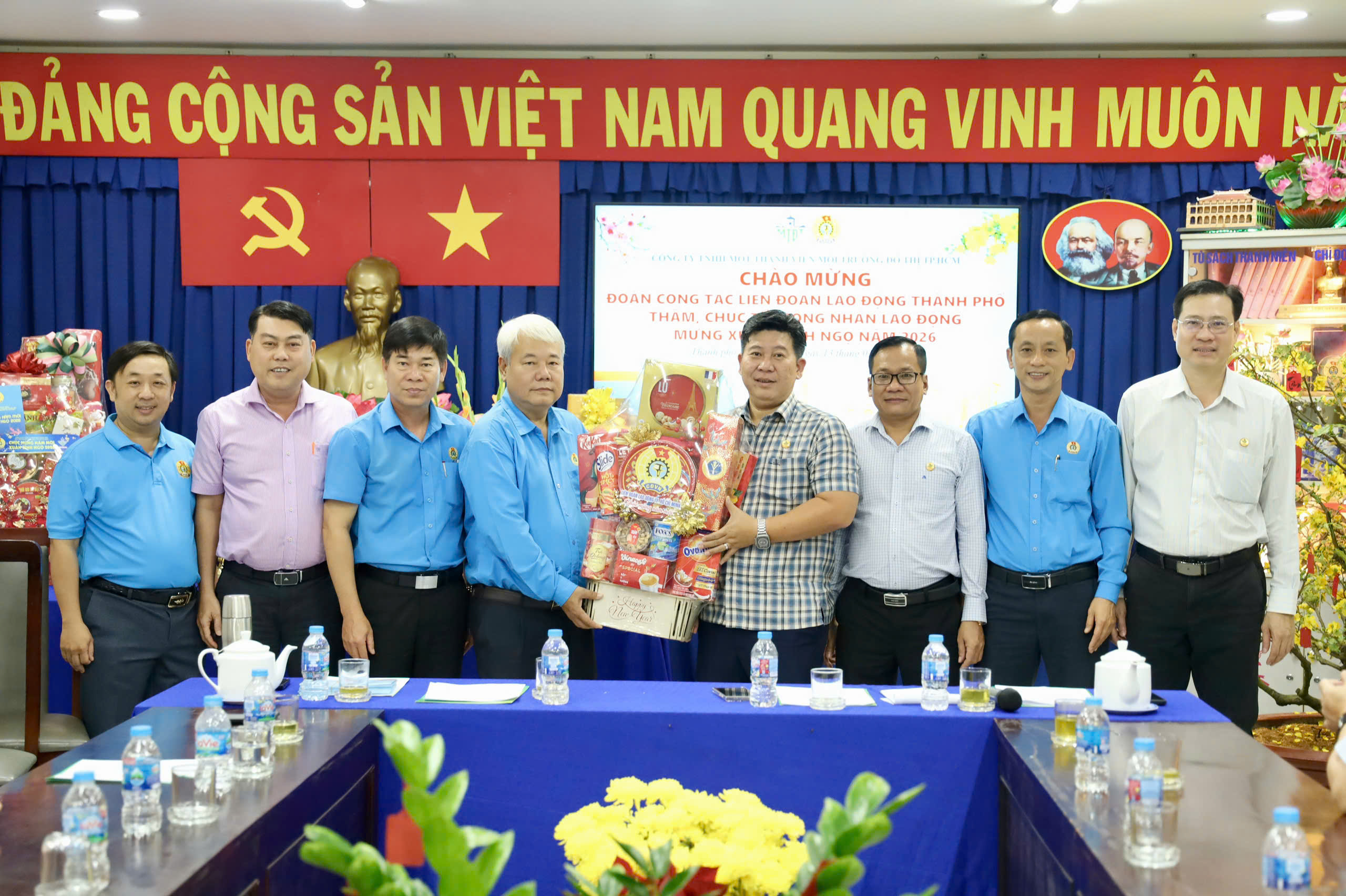 Lãnh đạo LĐLĐ TPHCM chăm lo cho người lao động làm việc xuyên Tết - Ảnh 1.