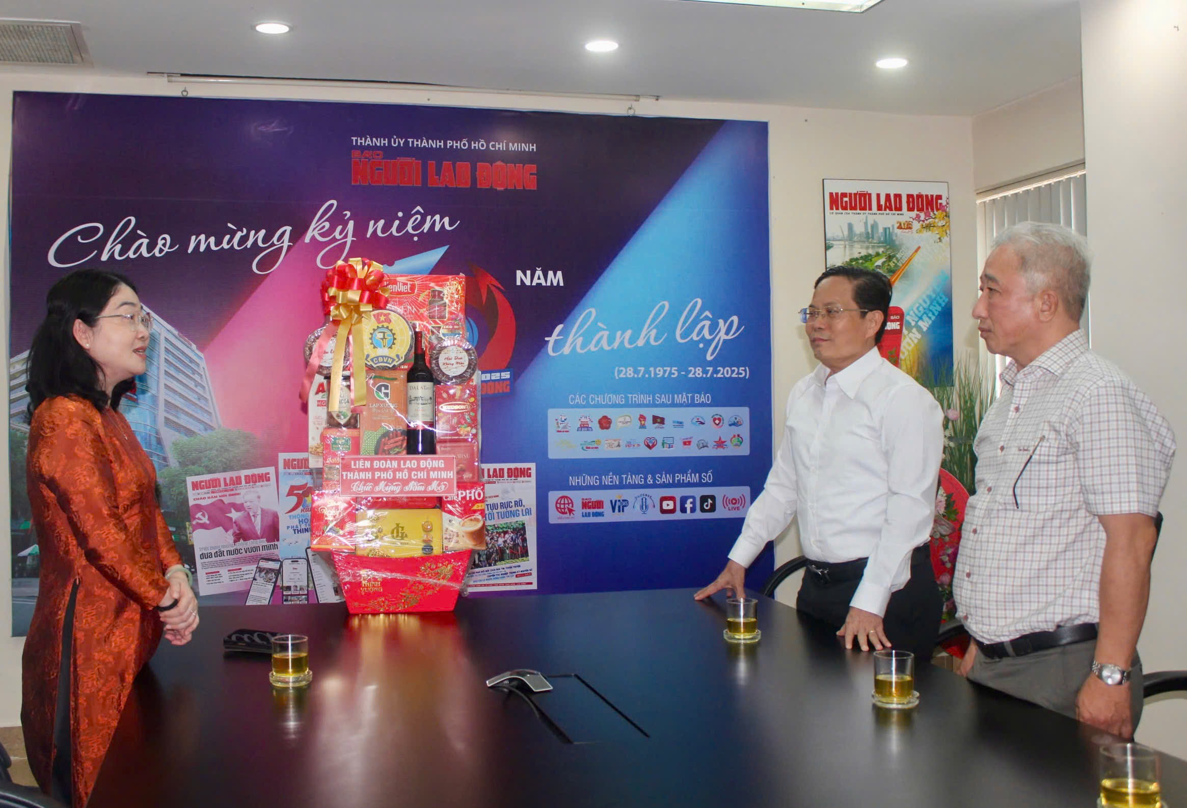 Lãnh đạo LĐLĐ TPHCM thăm, chúc Tết Báo Người Lao Động - Ảnh 1.