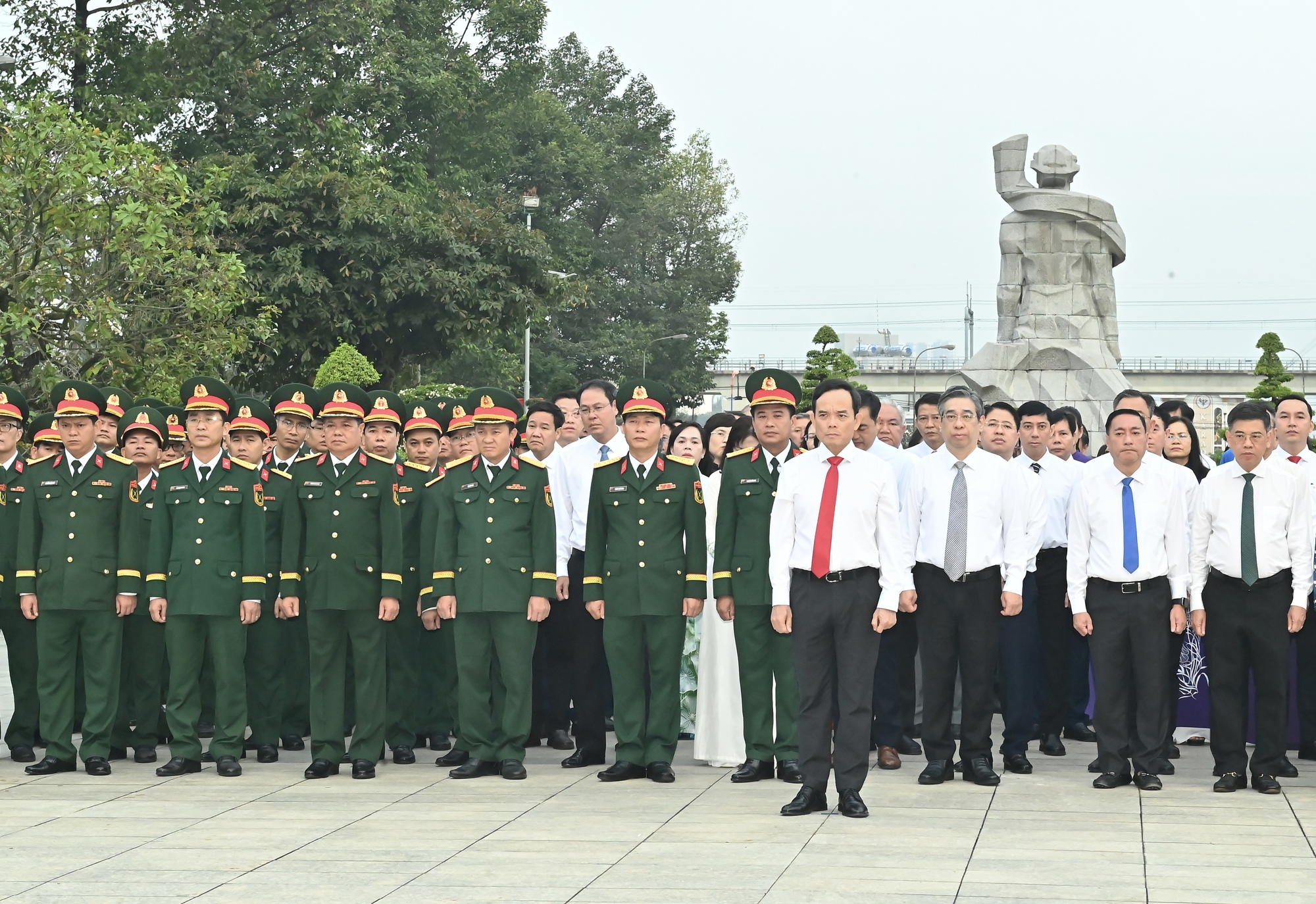 Lãnh đạo TP.HCM dâng hương tưởng nhớ các Mẹ Việt Nam anh hùng, Anh hùng liệt sĩ - Ảnh 1. Lãnh đạo TP.HCM dâng hương tưởng nhớ các Mẹ Việt Nam anh hùng, Anh hùng liệt sĩ - Ảnh 1.