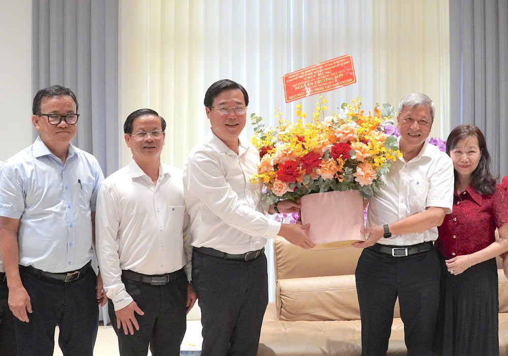 Lãnh đạo TP.HCM thăm các cán bộ lão thành ngành y tế nhân ngày 27-2 1 Lãnh đạo TP.HCM thăm các cán bộ lão thành ngành y tế nhân ngày 27-2 - Ảnh 1.