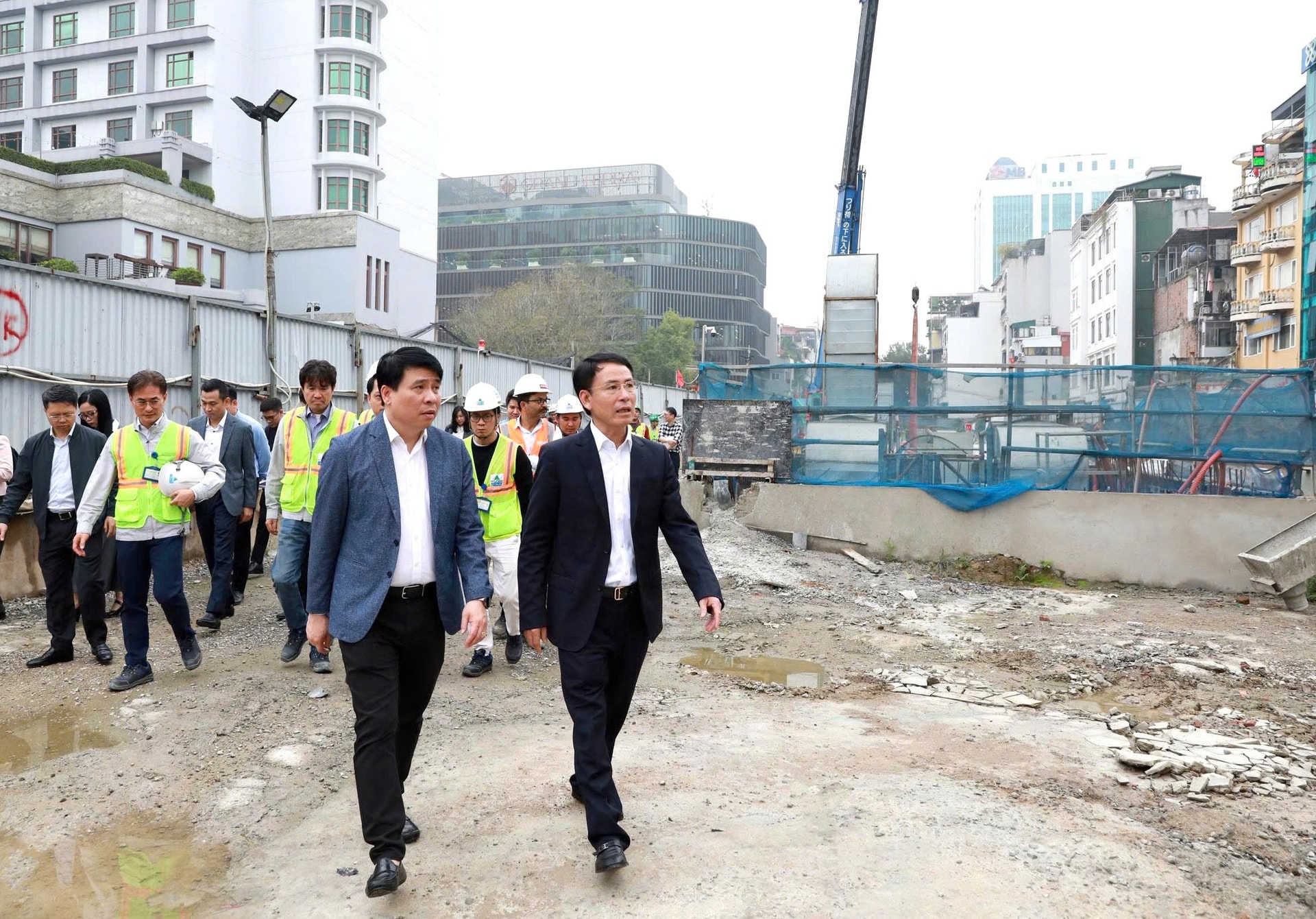 Lãnh đạo Thành ủy Hà Nội: Thi công dự án ga ngầm metro xong tới đâu, gỡ rào tới đó nhằm giảm ùn tắc - Ảnh 1.