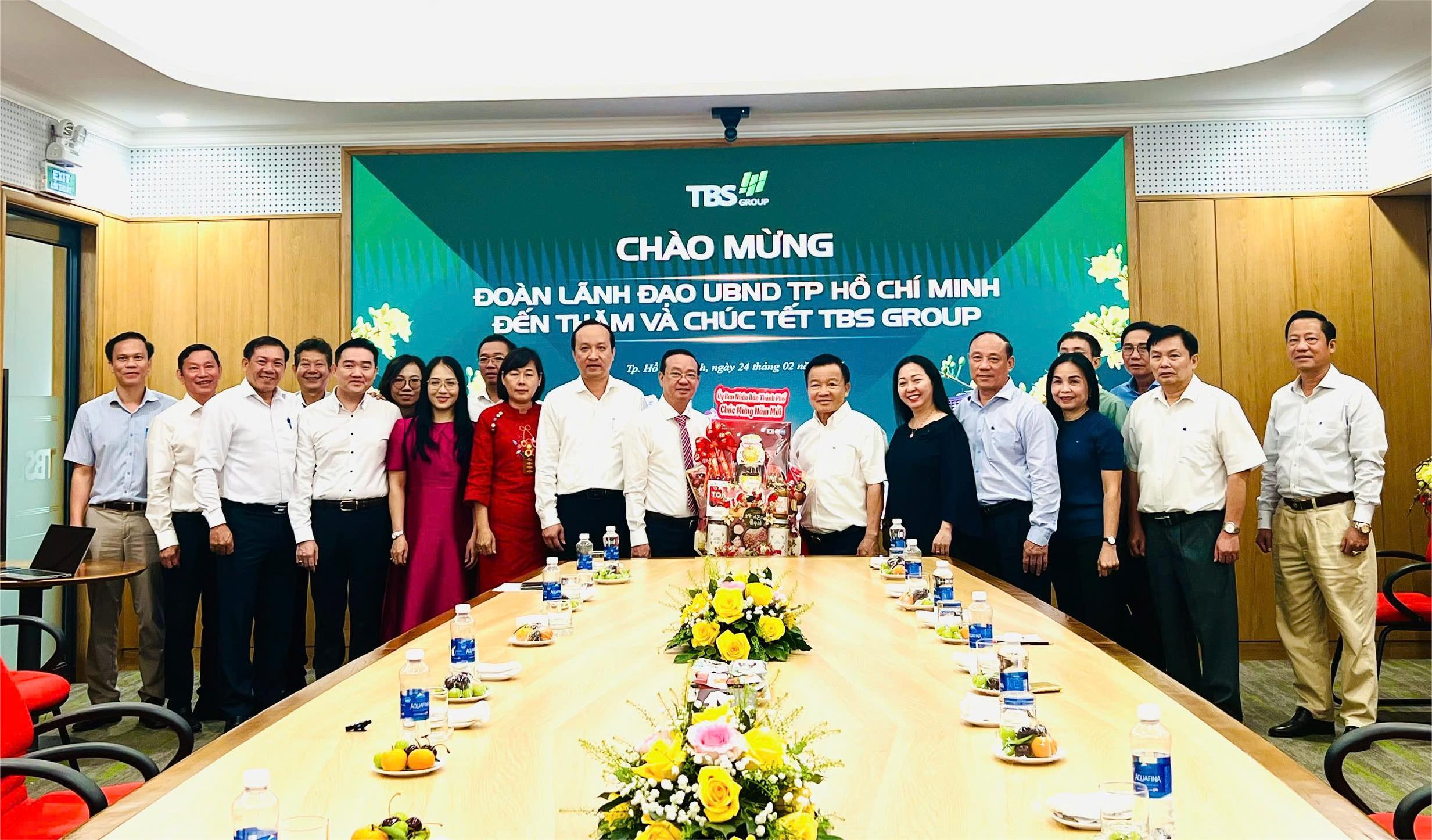 Lãnh đạo UBND TP.HCM chúc Tết doanh nghiệp, mong đóng góp vào tăng trưởng trên 10% - Ảnh 1.