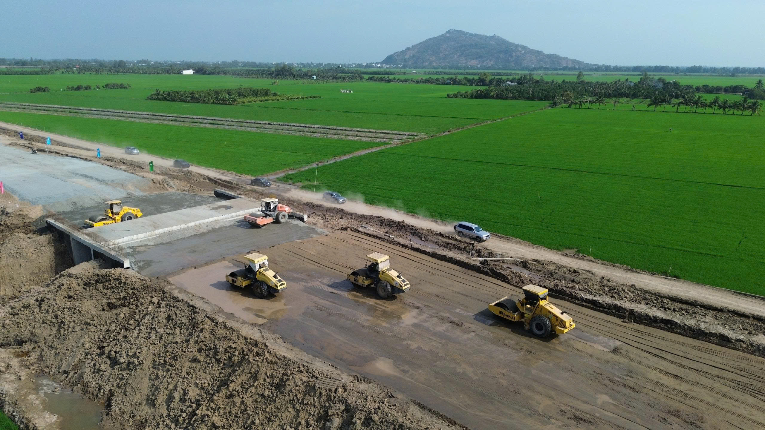 Lãnh đạo tỉnh An Giang động viên công nhân thi công cao tốc Cần Thơ - Châu Đốc - Sóc Trăng - Ảnh 1. Lãnh đạo tỉnh An Giang động viên công nhân thi công cao tốc Cần Thơ - Châu Đốc - Sóc Trăng - Ảnh 1.