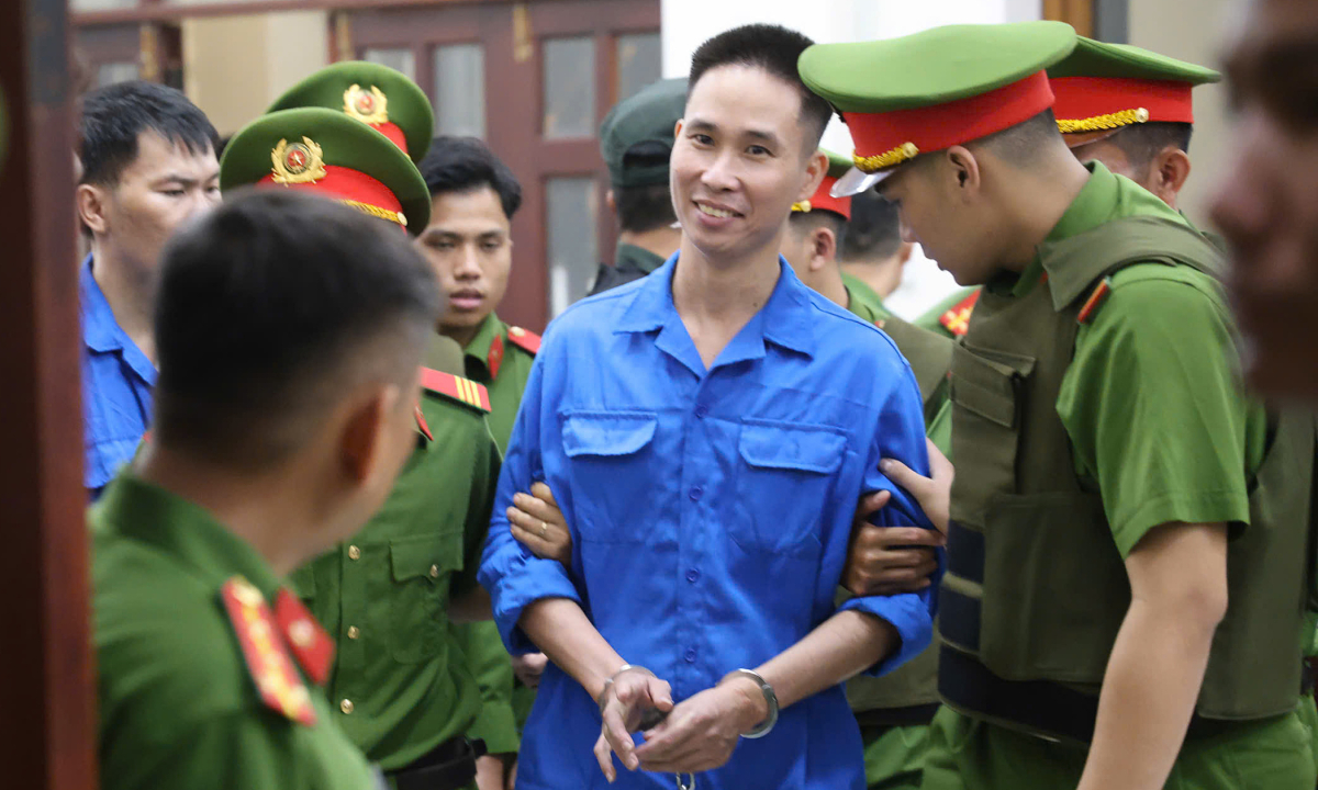 Thảm án 3 người tử vong ở Đồng Nai: Lạnh người nụ cười thản nhiên và biểu cảm khó hiểu của Lê Sỹ Tùng khi bị tuyên án tử hình- Ảnh 1.