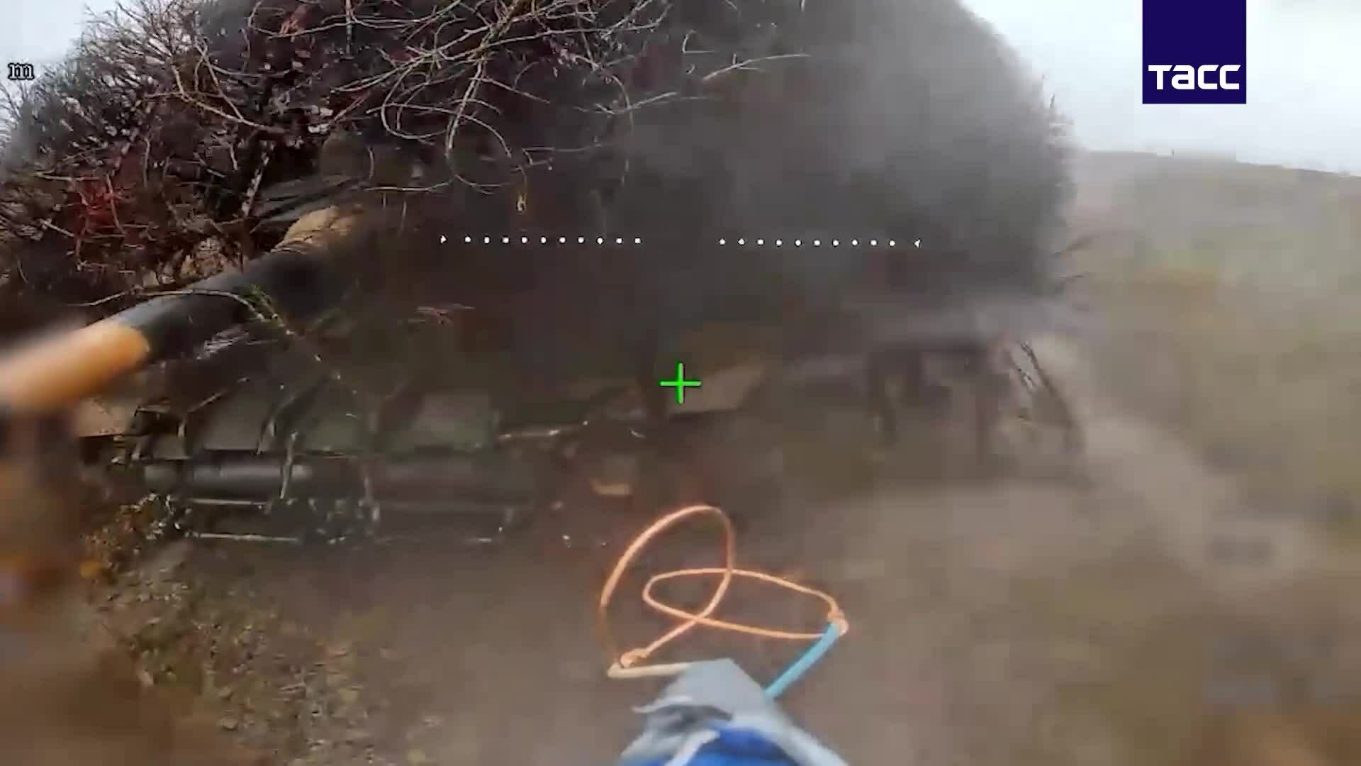 Lắp giáp lông nhím, xe tăng Abrams Ukraine vẫn hứng đòn của drone Nga