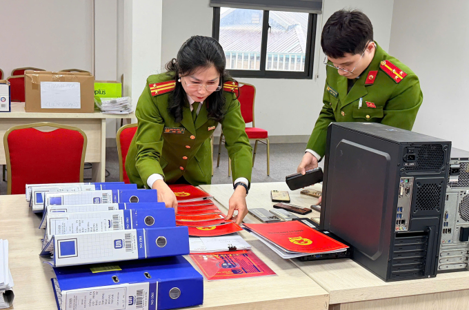 Công an khám xét ở trụ sở công ty Hoàng Thành. Ảnh: Công an cung cấp