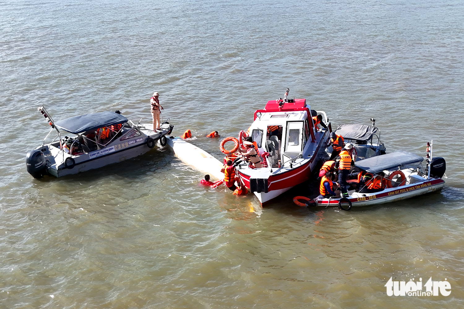 Lật thuyền đua trên sông Đồng Nai, lực lượng chức năng áp sát đưa vận động viên lên bờ an toàn 1 Đồng Nai - Ảnh 1.