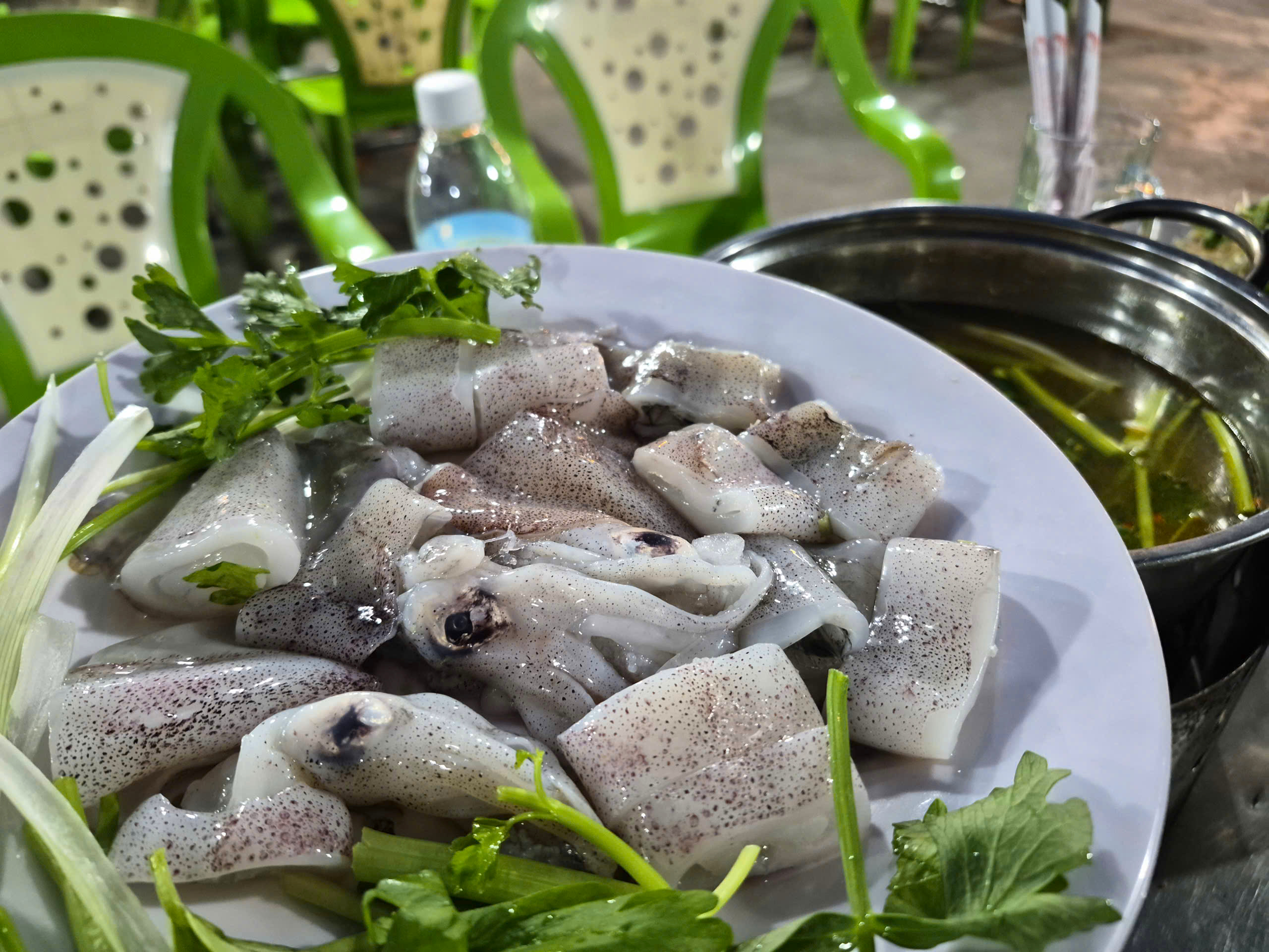 Lẩu mực Đại Lãnh – Tinh hoa vị biển nơi cực Đông Khánh Hòa - Ảnh 1.