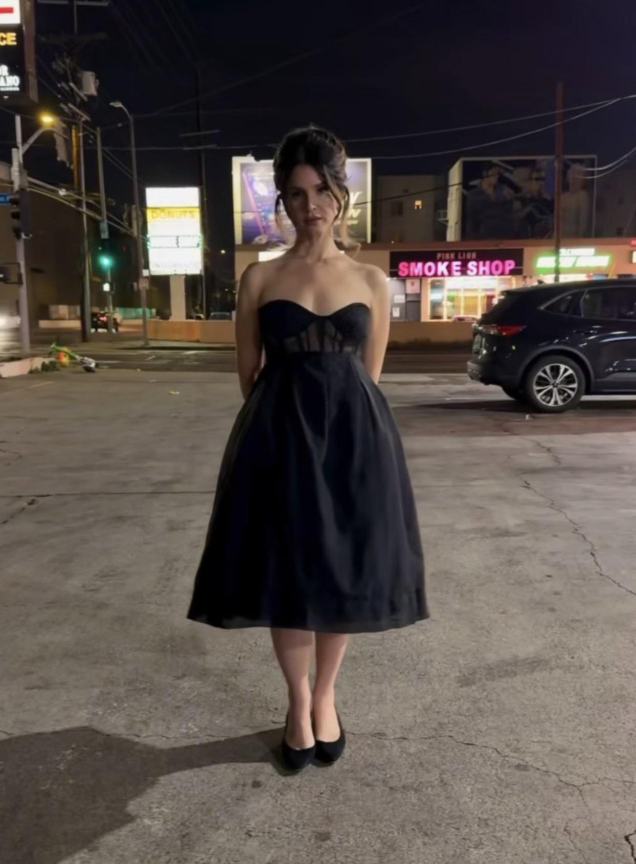 Nữ thần nhan sắc làm trò khó đỡ: Lấy váy 70 năm của Dior đi 7-Eleven, fan tìm đỏ mắt trên thảm đỏ không thấy- Ảnh 1.