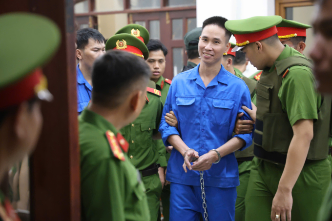 Lê Sỹ Tùng bị đưa về trại giam sau phiên xử. Ảnh: Phước Tuấn