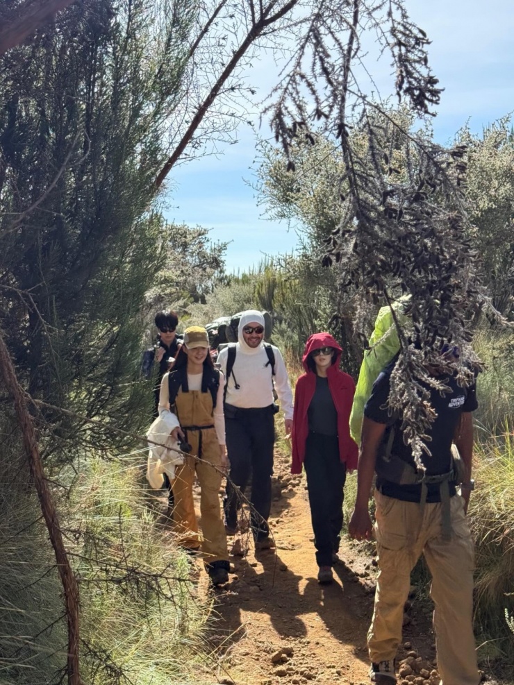 Lee Si Young chinh phục 'nóc nhà' châu Phi - 1