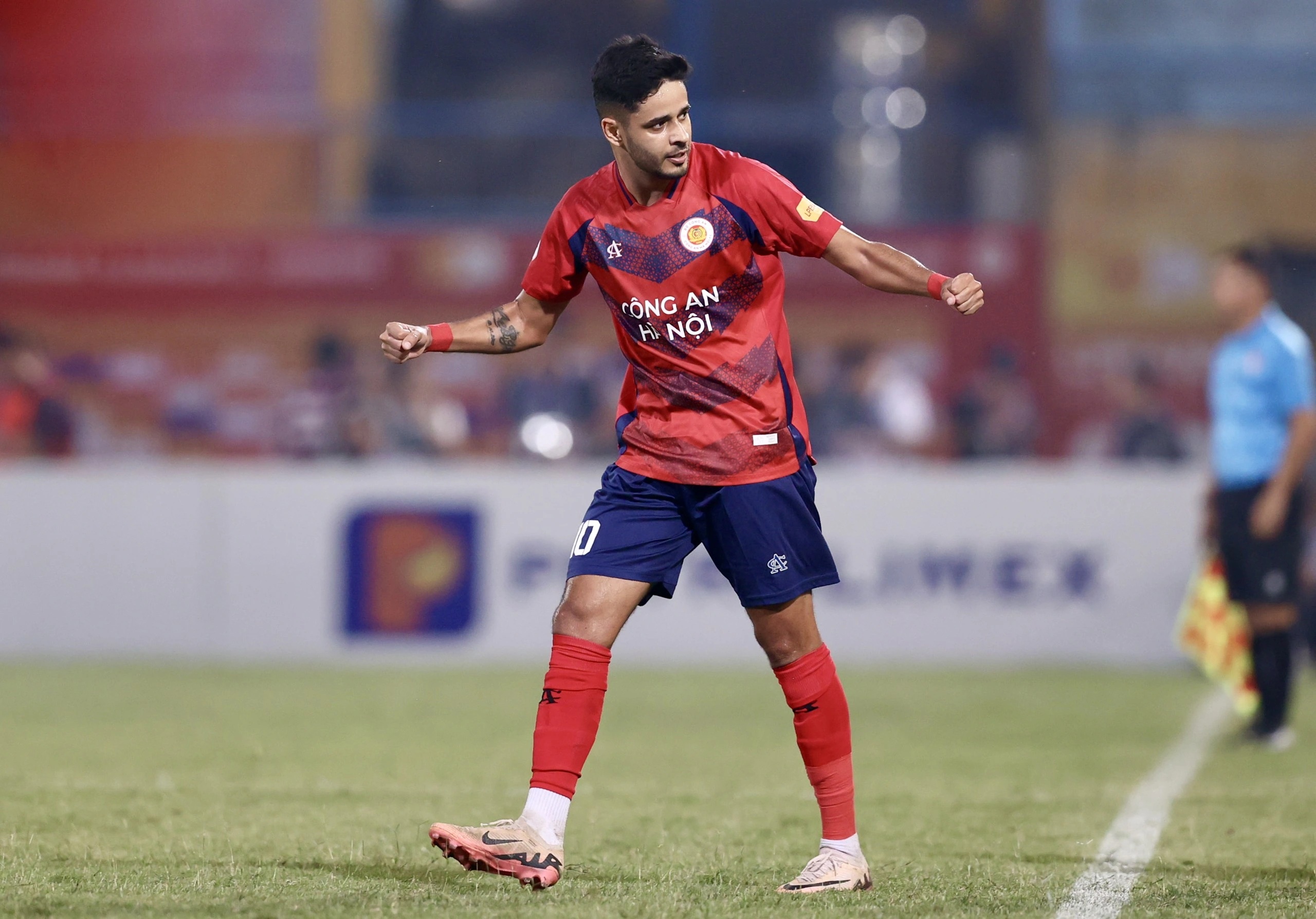 Leo Artur dính thẻ đỏ trận CLB CAHN thua Tampines, bị treo giò ở V-League không?- Ảnh 1.