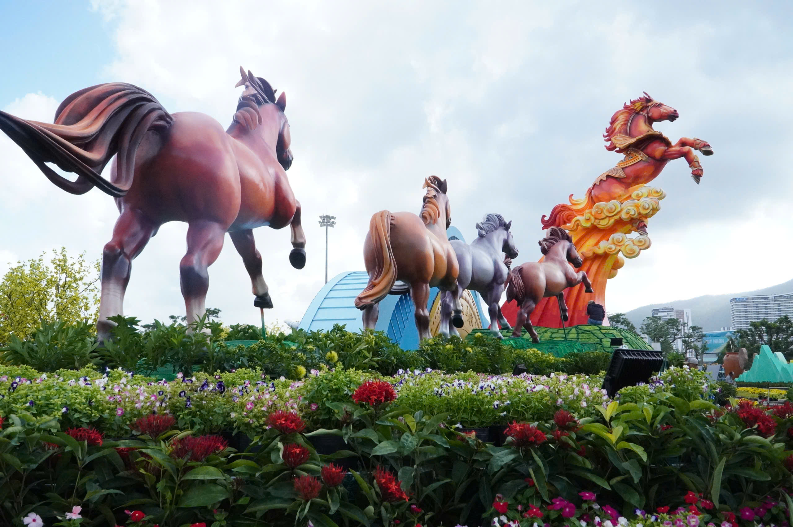 Linh vật ngựa mặt 'cọc' gây sốt phố biển Quy Nhơn- Ảnh 1.