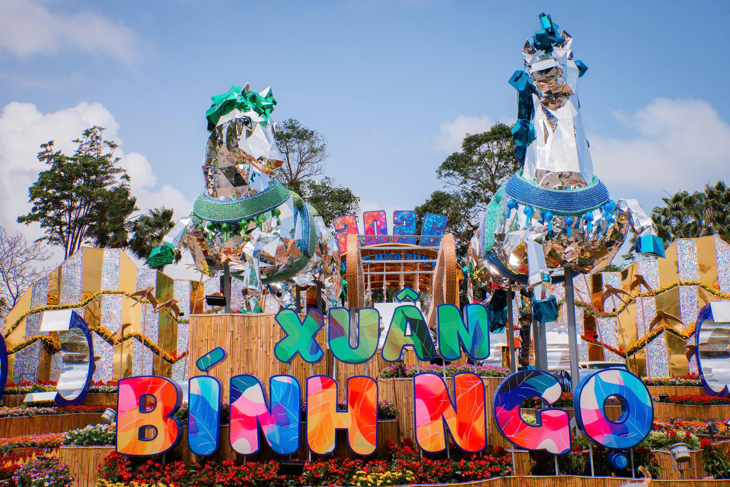 Linh vật ngựa Đắk Lắk tỏa sáng tại đường hoa xuân tuy hòa 2026 - Ảnh 1.