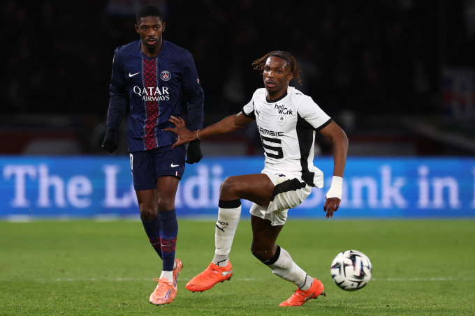 Trung vệ Rennes Jeremy Jacquet tranh bóng với tiền đạo PSG Ousmane Dembele trong trận Ligue 1 trên sân Parc des Princes, Paris ngày 6/12/2025. Ảnh: AFP
