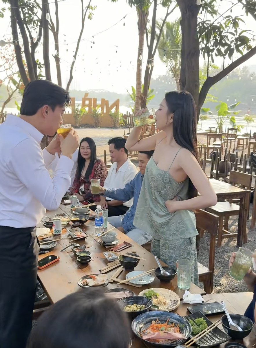 Lộ ảnh Ngọc Trinh ra mắt gia đình 1 nam diễn viên Vbiz giàu có, đẹp trai- Ảnh 2. Lộ ảnh Ngọc Trinh ra mắt gia đình 1 nam diễn viên Vbiz giàu có, đẹp trai- Ảnh 2.