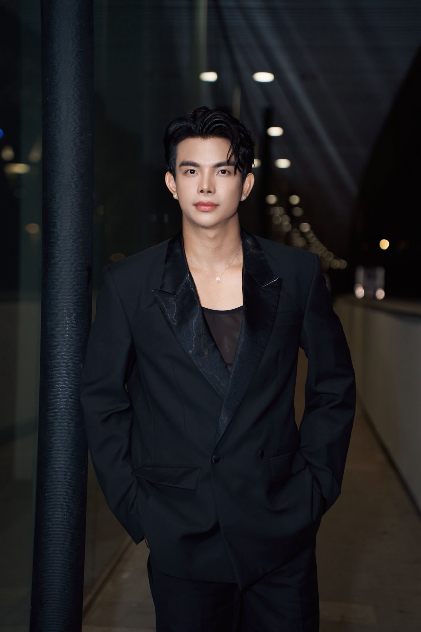 Lộ ảnh Quốc Trường hôn 1 người đàn ông- Ảnh 1.