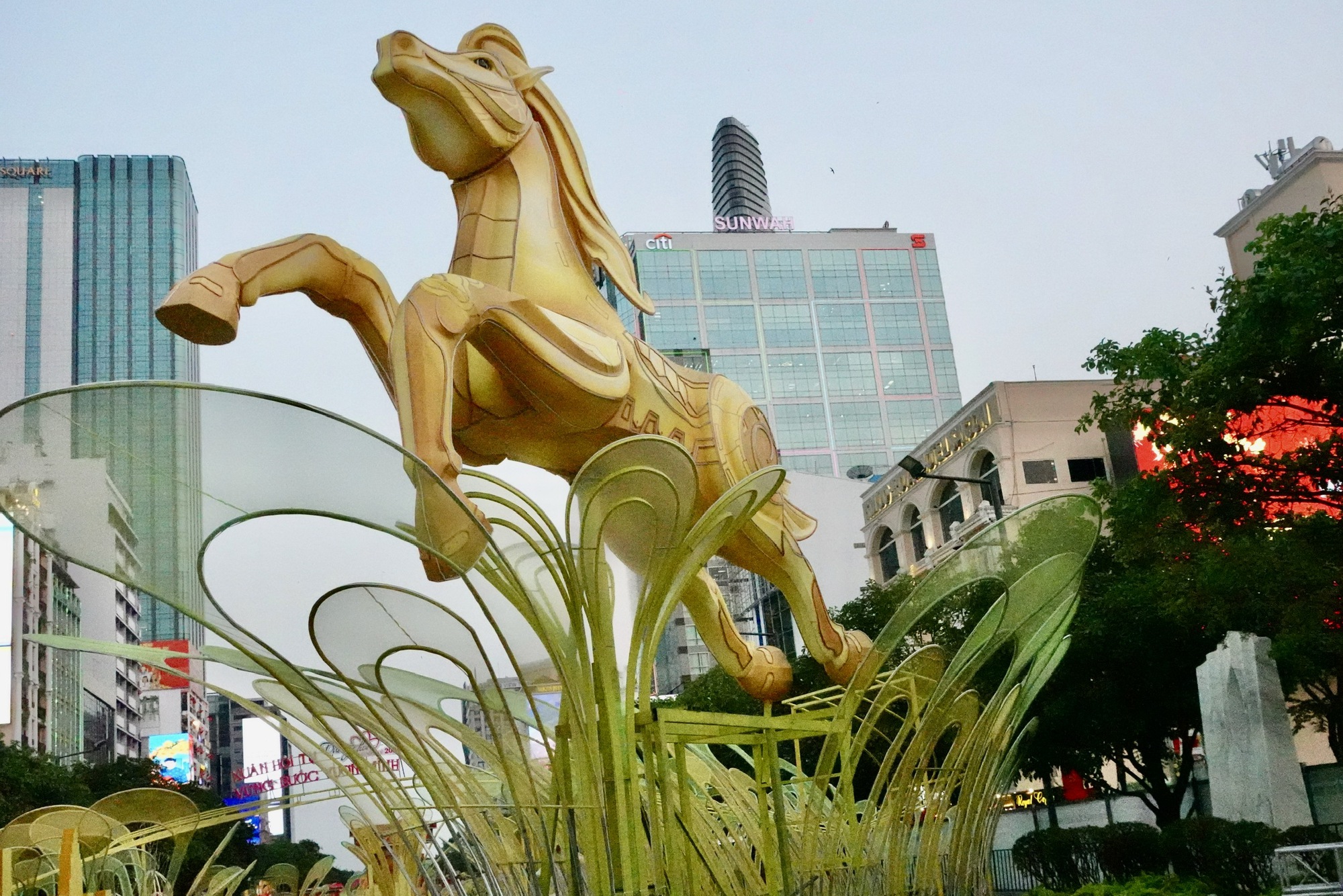 Lộ diện linh vật ngựa khổng lồ tại đường hoa Nguyễn Huệ- Ảnh 2.