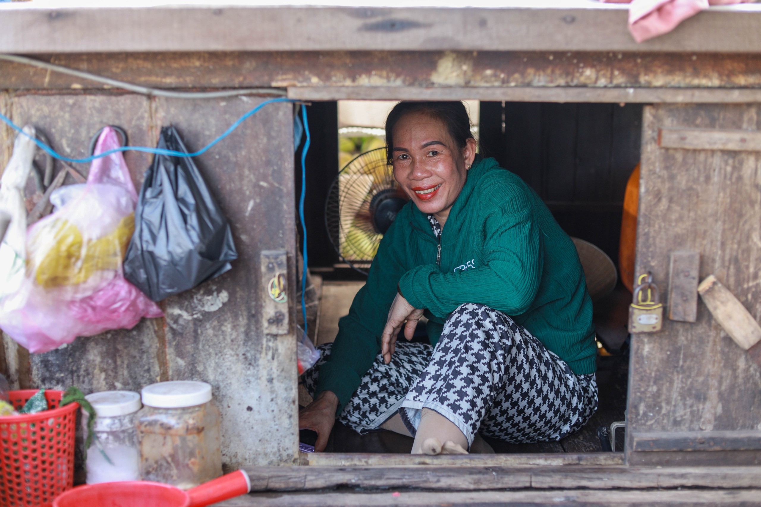 Xóm chợ nổi miền Tây ở TP.HCM với tết 'lạ': 'Lo tết thiên hạ trước, mình sau'- Ảnh 1.