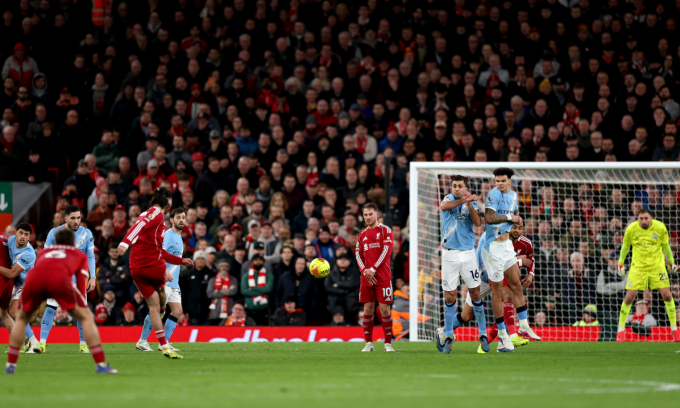 Dominik Szoboszlai sút phạt thành bàn trong trận Liverpool thua Man City 1-2 trên sân Anfield, thành phố Liverpool, Vương quốc Anh tối 8/2/2026. Ảnh: Premier League