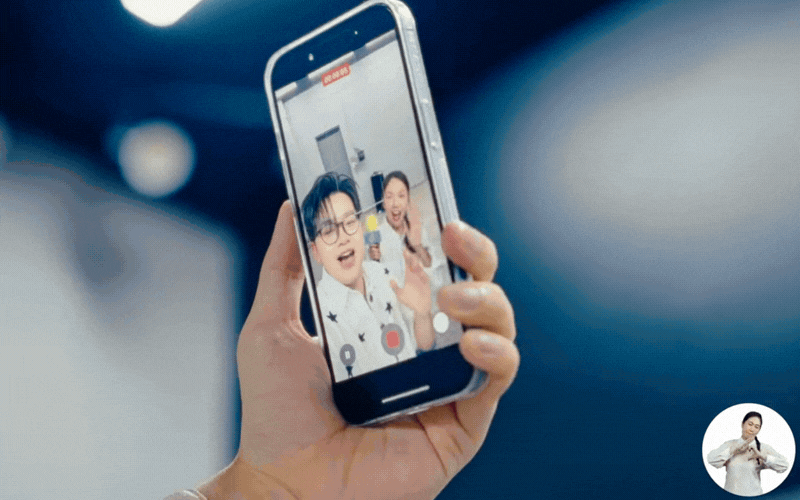 “Vợ quốc dân” Vbiz vỗ tay cho một Việt Nam “chân cứng đá mềm”: Loạt khoảnh khắc khó kìm nước mắt, không ai bị bỏ lại phía sau- Ảnh 1.