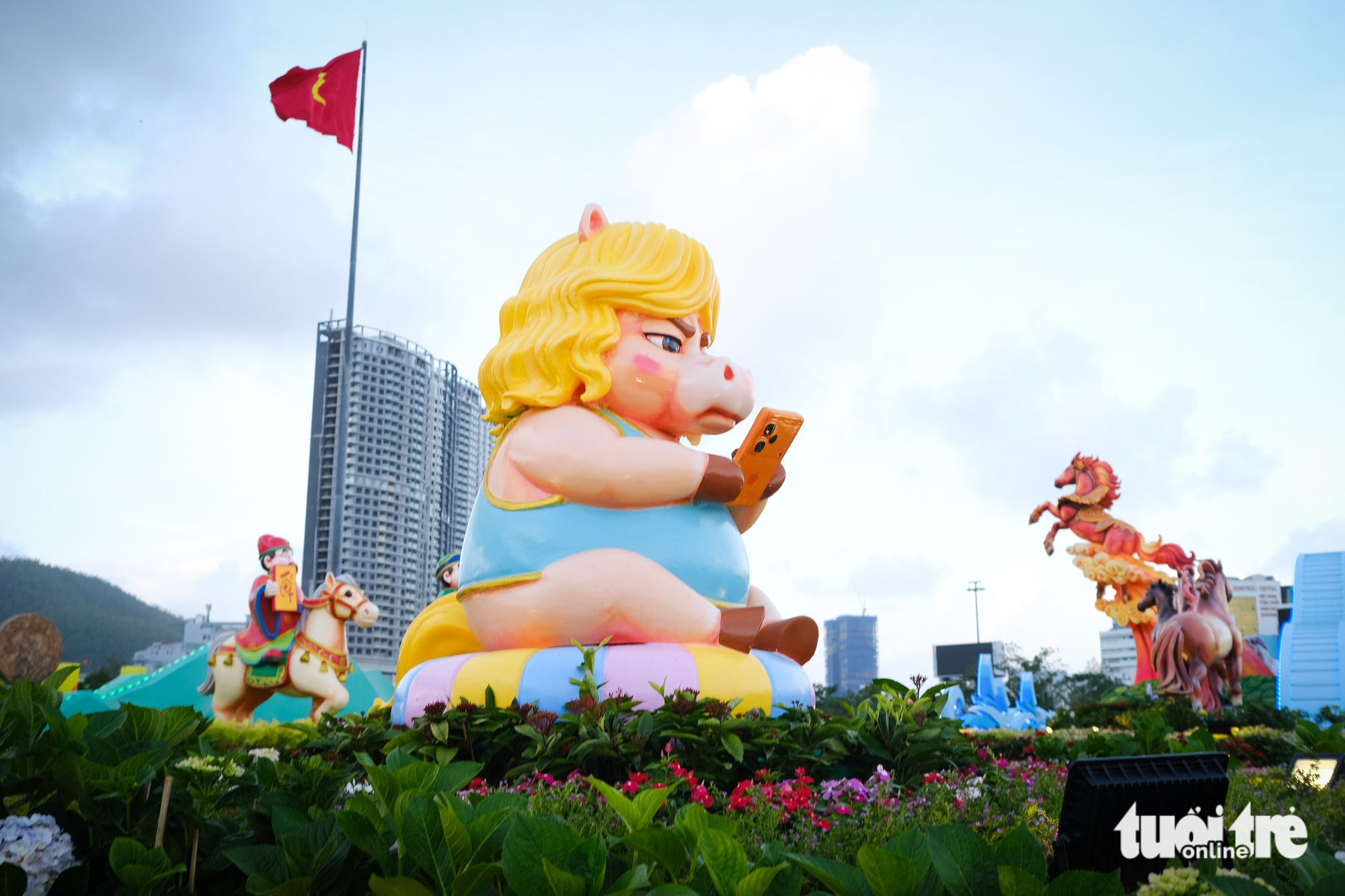 Lời chúc, câu đối Tết theo khuôn khổ truyền thống hay chấp nhận sự sáng tạo, 'phá cách'? - Ảnh 1.