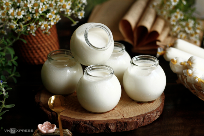 Sữa chua cung cấp canxi, protein và probiotics, cải thiện tiêu hóa, xương khớp, huyết áp và giảm viêm. Ảnh: Bùi Thủy