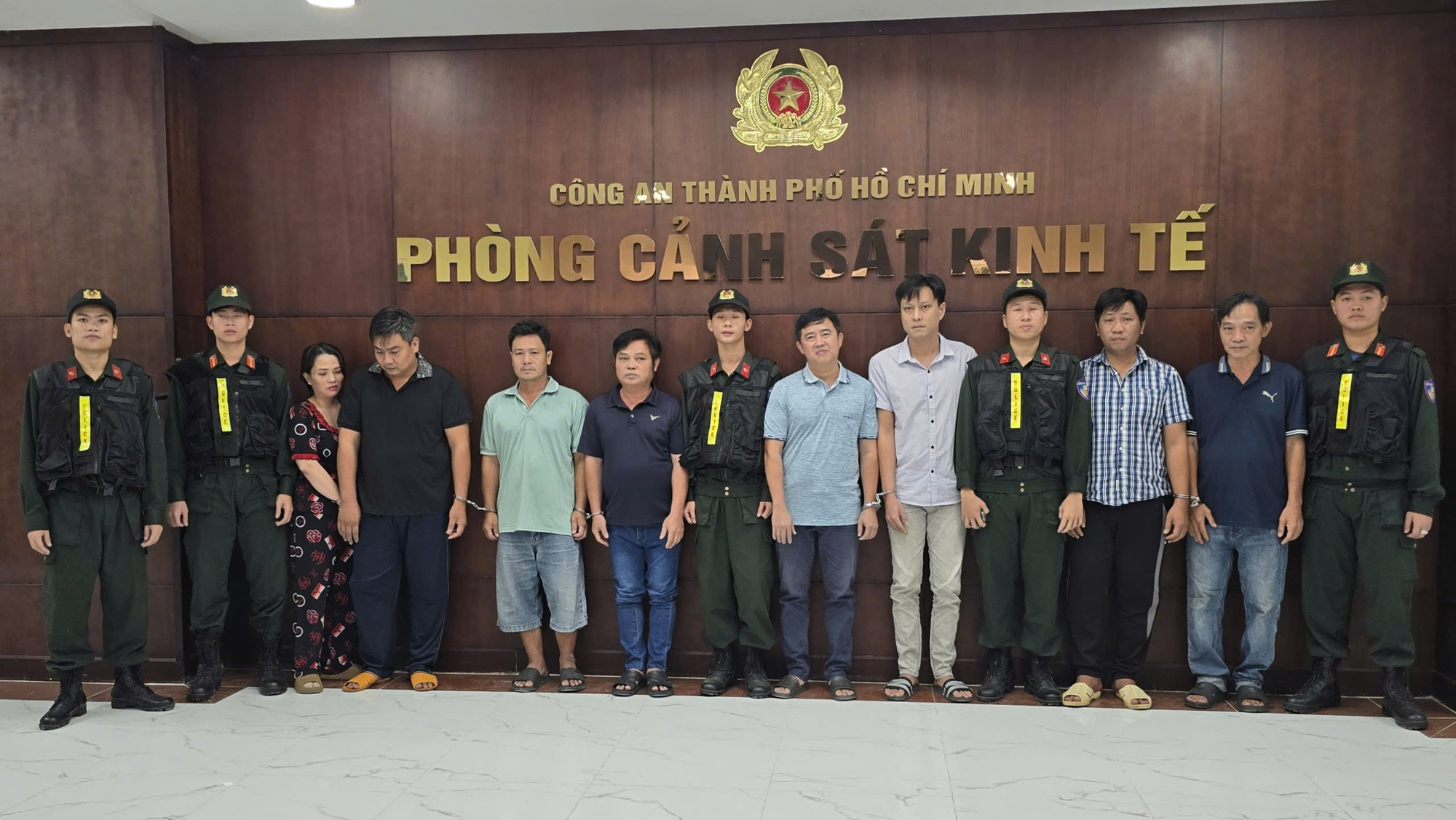 Lời khai nhóm làm xăng RON A95 giả: Pha dung môi, nhuộm màu rồi bán như xăng thật - Ảnh 1.